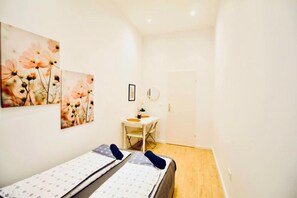 Iron/ironing board, free WiFi - Cozy 5BR Apt 10min Walk to Augarten (Vienna)