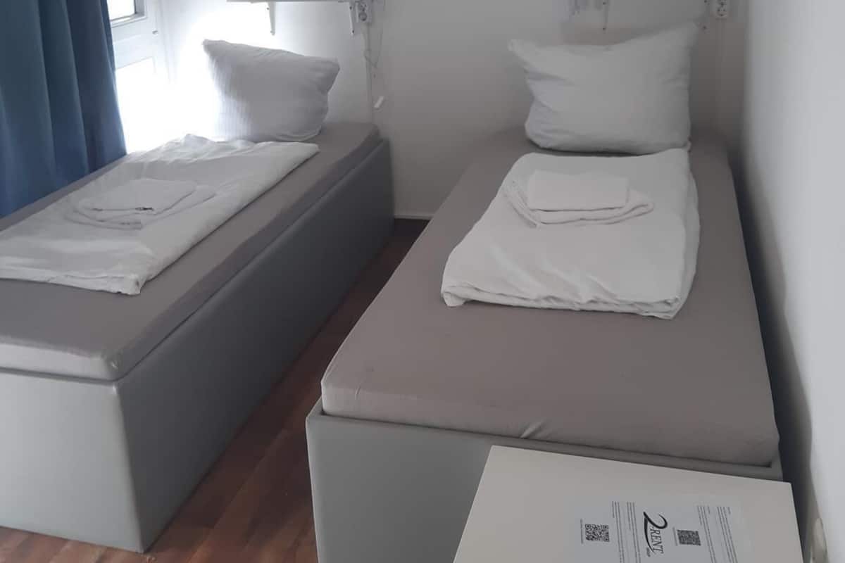 Chambre avec lits jumeaux | Ameublement personnalisé, fer et planche à repasser, Wi-Fi gratuit