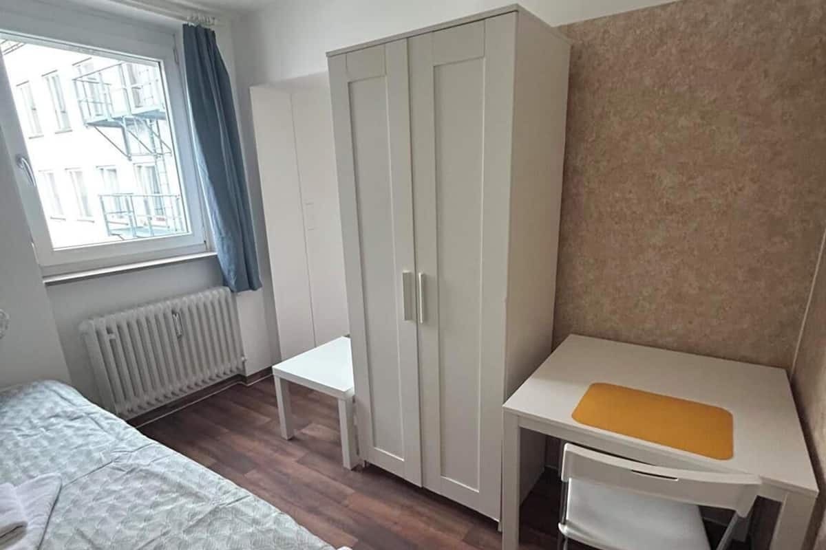 Chambre Simple | Ameublement personnalisé, fer et planche à repasser, Wi-Fi gratuit