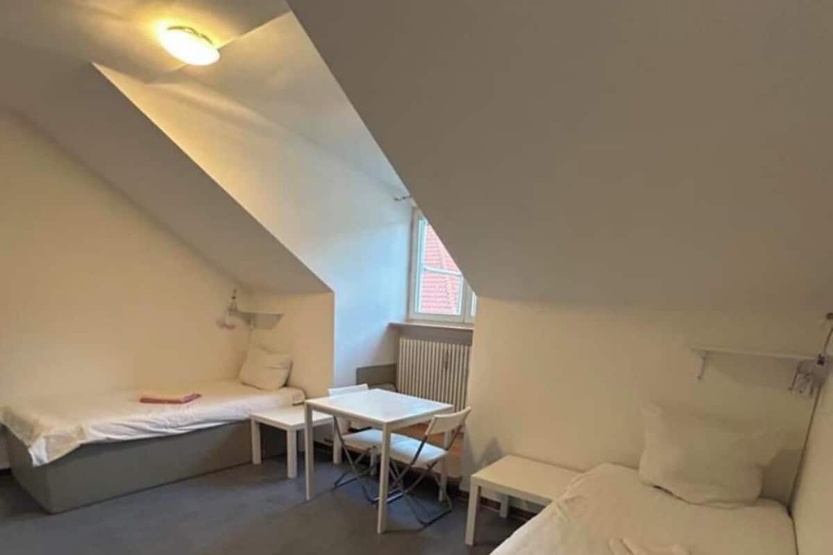 Chambre avec lits jumeaux | Ameublement personnalisé, fer et planche à repasser, Wi-Fi gratuit