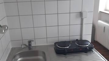 Single Room | Private kitchen | Fridge, stovetop, electric kettle, cleaning supplies