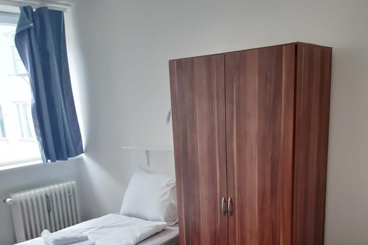 Chambre avec lits jumeaux | Ameublement personnalisé, fer et planche à repasser, Wi-Fi gratuit
