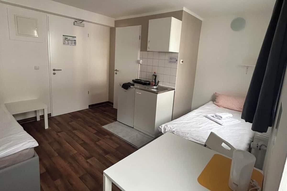 Chambre avec lits jumeaux | Ameublement personnalisé, fer et planche à repasser, Wi-Fi gratuit
