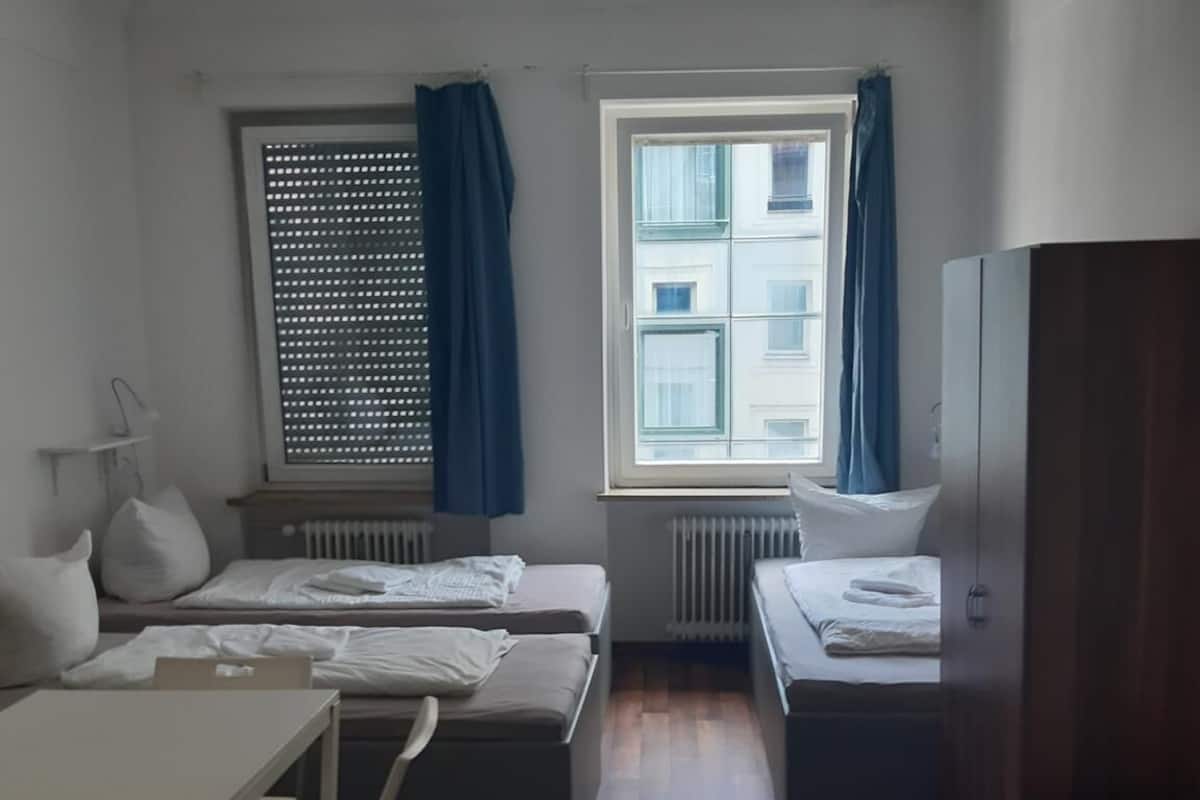 Chambre Quadruple | Ameublement personnalisé, fer et planche à repasser, Wi-Fi gratuit
