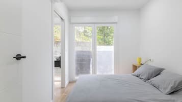 2 habitaciones, tabla de planchar con plancha y ropa de cama