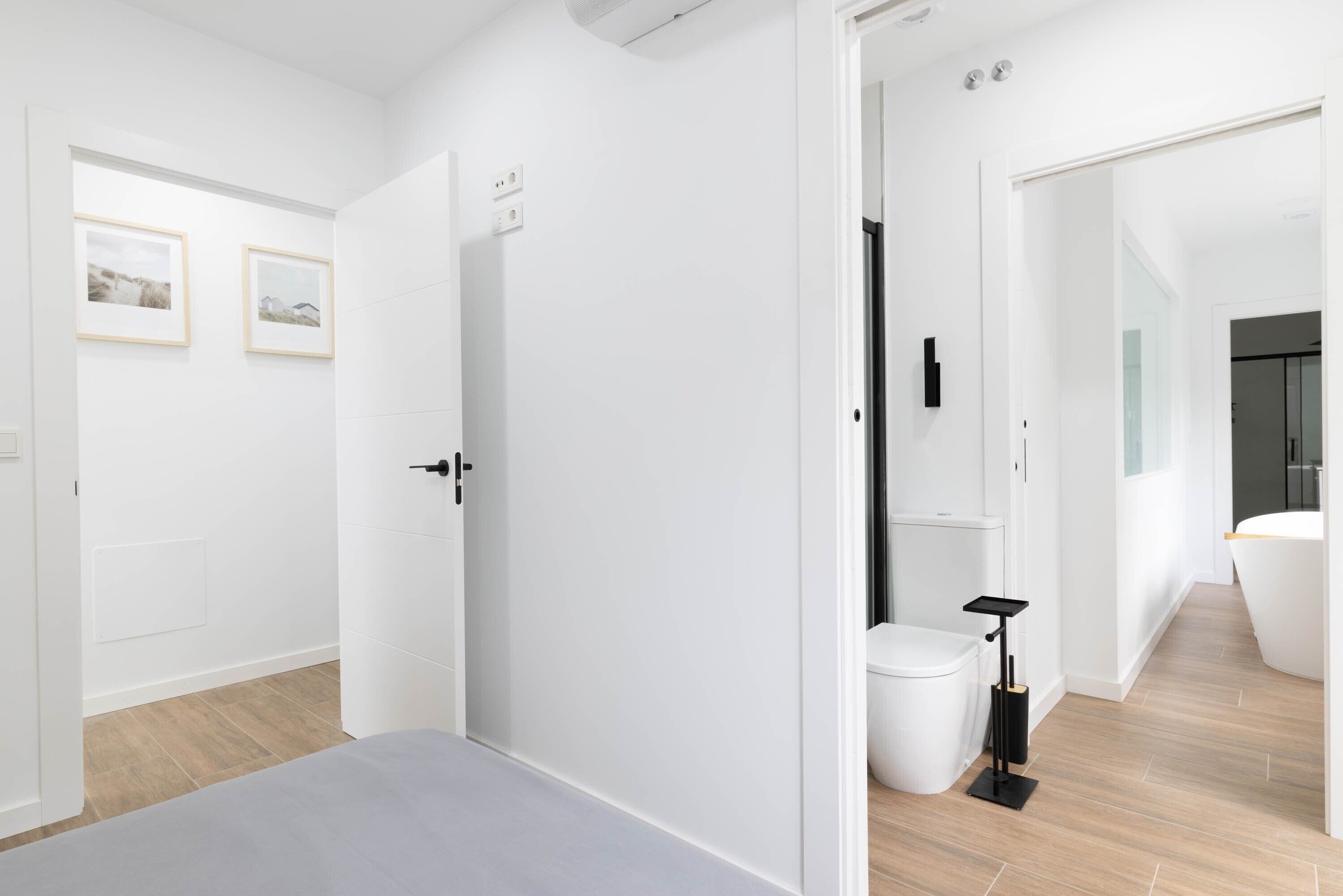 2 quartos, ferros/tábuas de passar roupa, roupa de cama