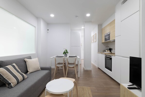 TV - Apartment 'Ría De San Cosme María' with Mountain View, Shared Garden and Air Conditioning (San Cosme-Outes)