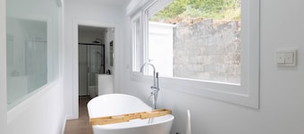 Ría De San Cosme María Apartment with Mountain Views, Shared Garden & Air Conditioning