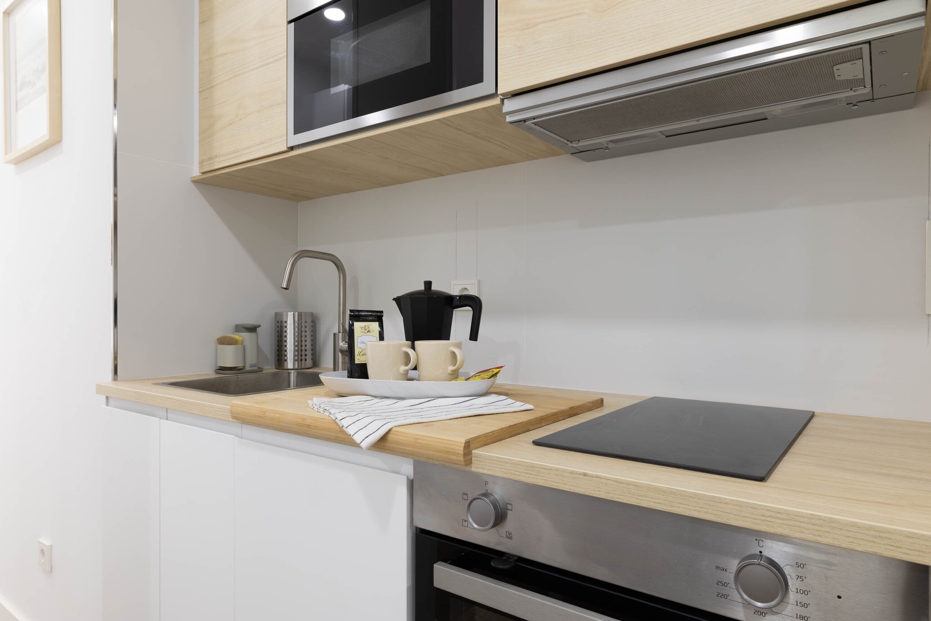 Jääkaappi, mikroaaltouuni, uuni, liesi