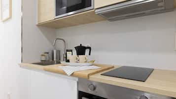 Jääkaappi, mikroaaltouuni, uuni, liesi