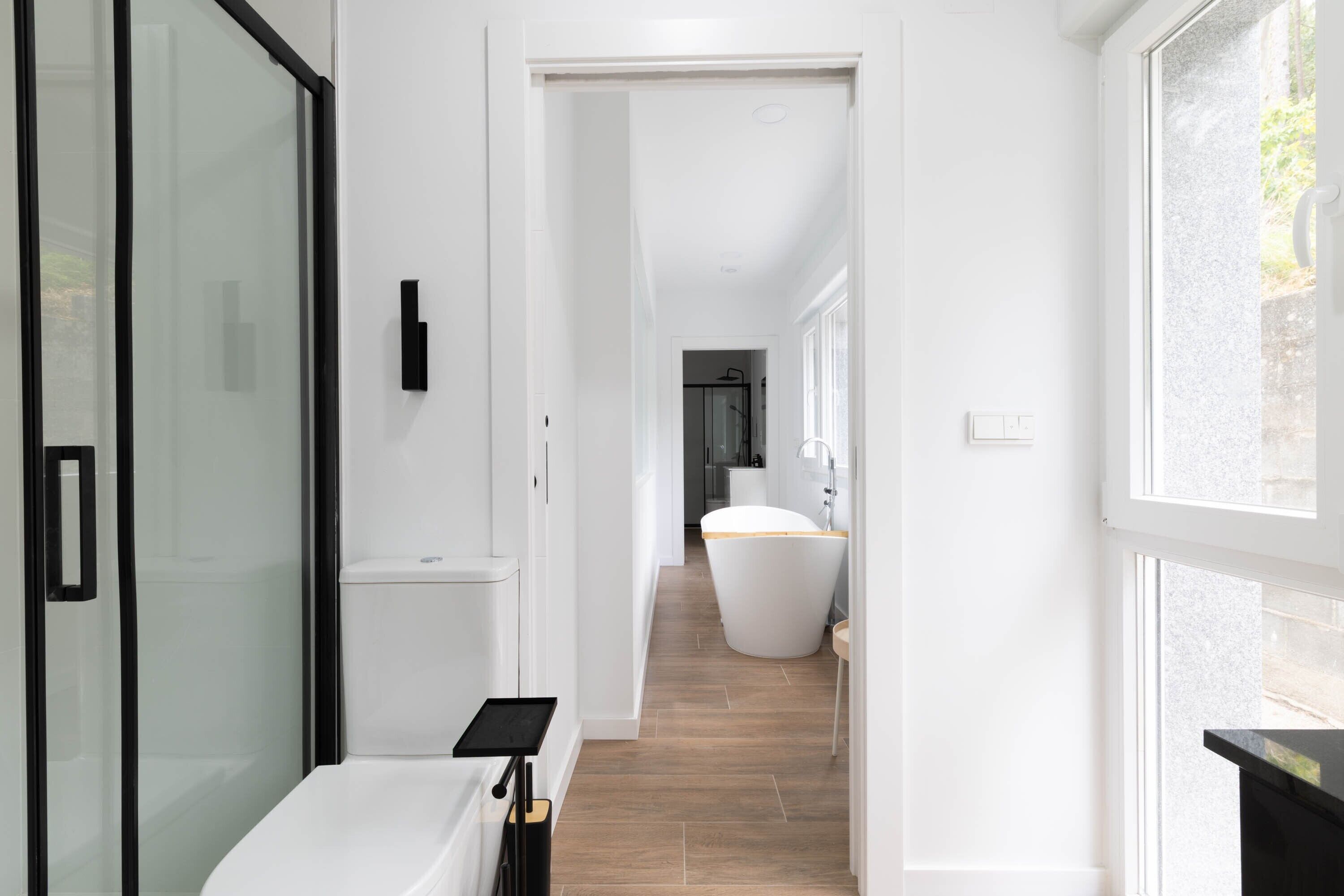 Chuveiro, secador de cabelo, toalhas de banho 