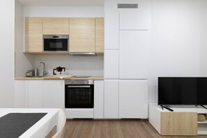 Réfrigérateur, micro-ondes, four, plaque de cuisson