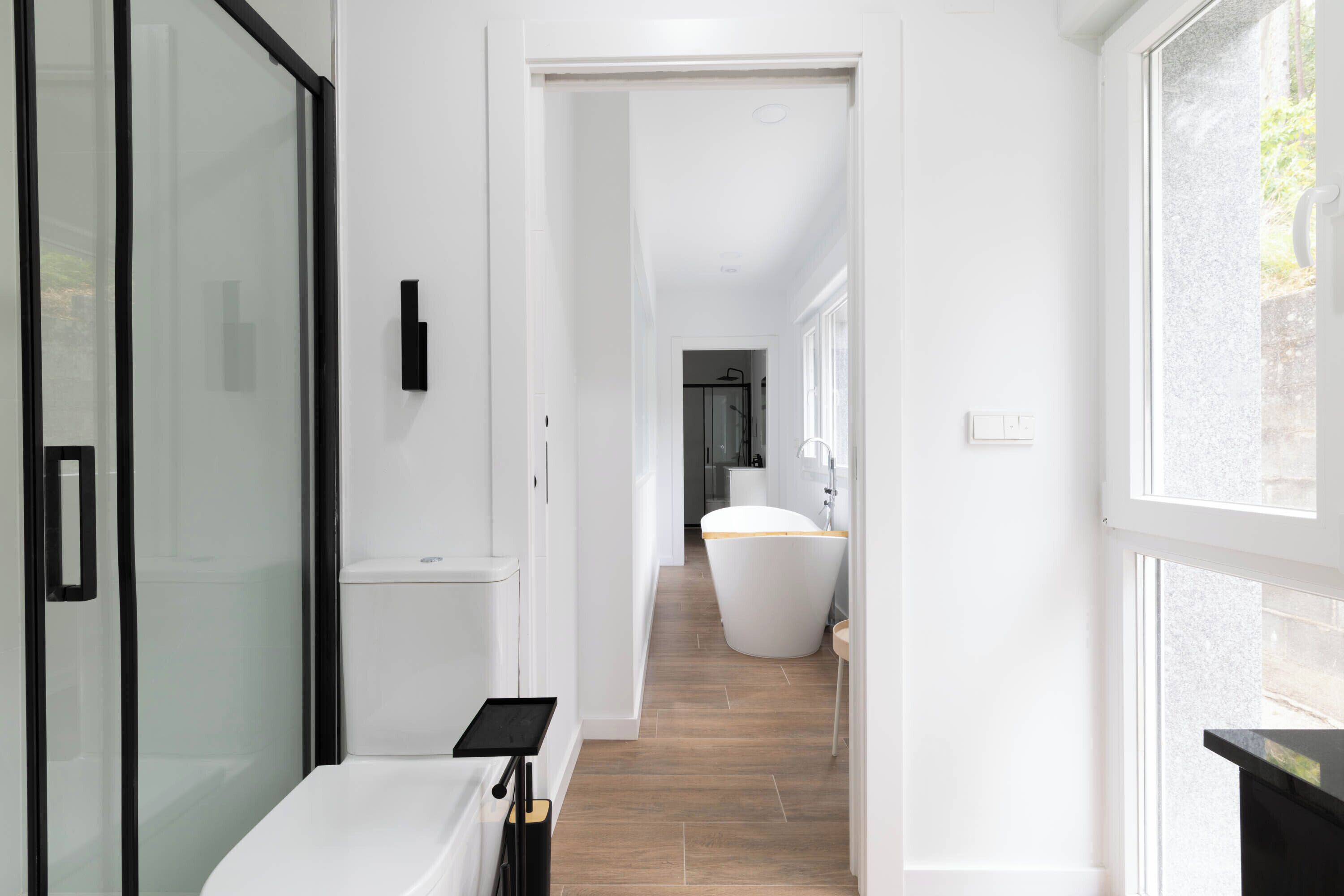 シャワー、ヘアドライヤー、タオル