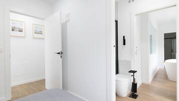 2 slaapkamers, een strijkplank/strijkijzer, beddengoed, rolstoeltoegang