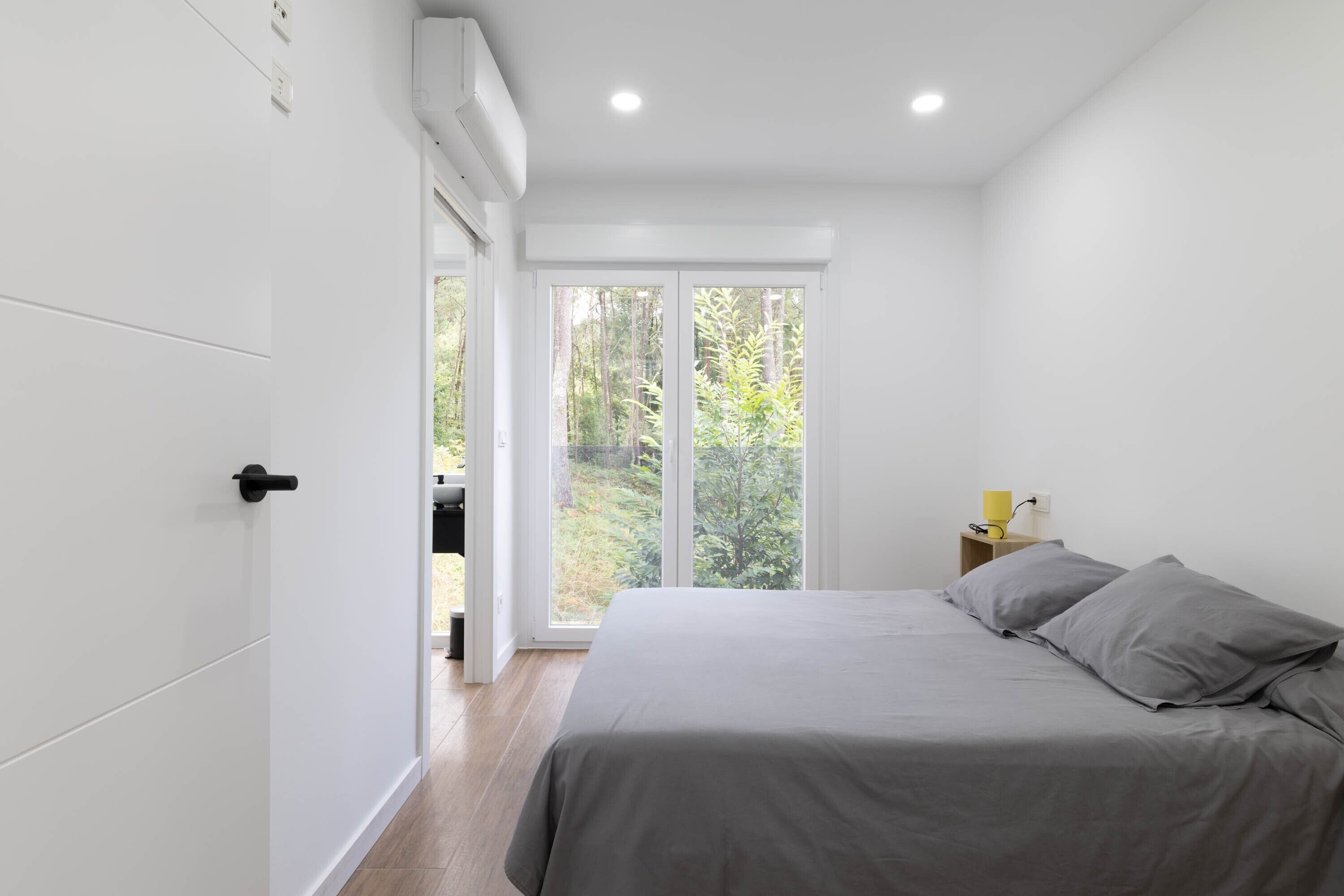 2 slaapkamers, een strijkplank/strijkijzer, beddengoed