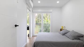 2 bedrooms, iron/ironing board, bed sheets, wheelchair access