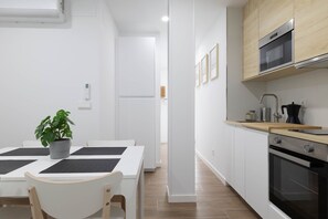 Fridge, microwave, oven, stovetop - Candida Apartment with Mountain Views, Shared Garden, and Air Conditioning (San Cosme-Outes)