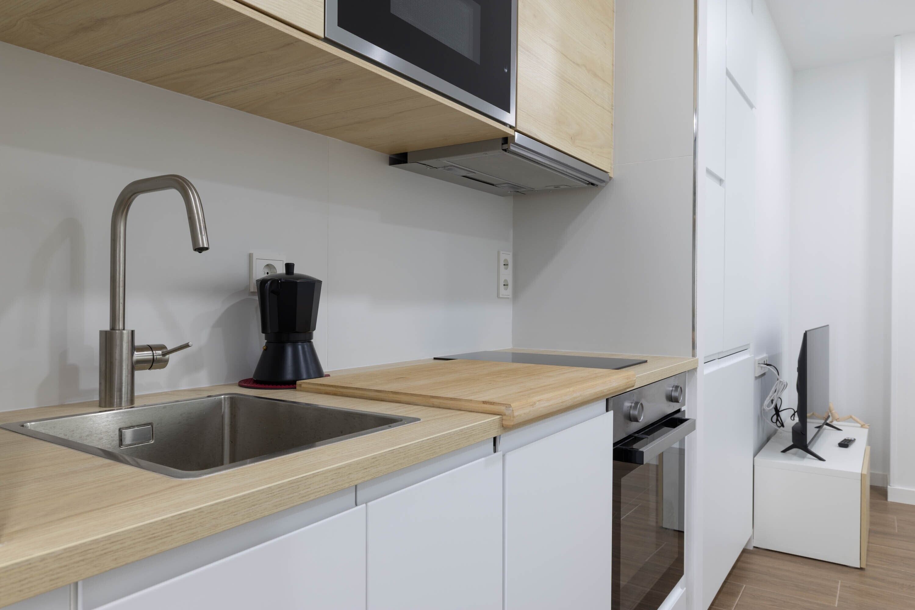 Frigorífico, microondas, horno y placa de cocina