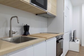 Réfrigérateur, micro-ondes, four, plaque de cuisson