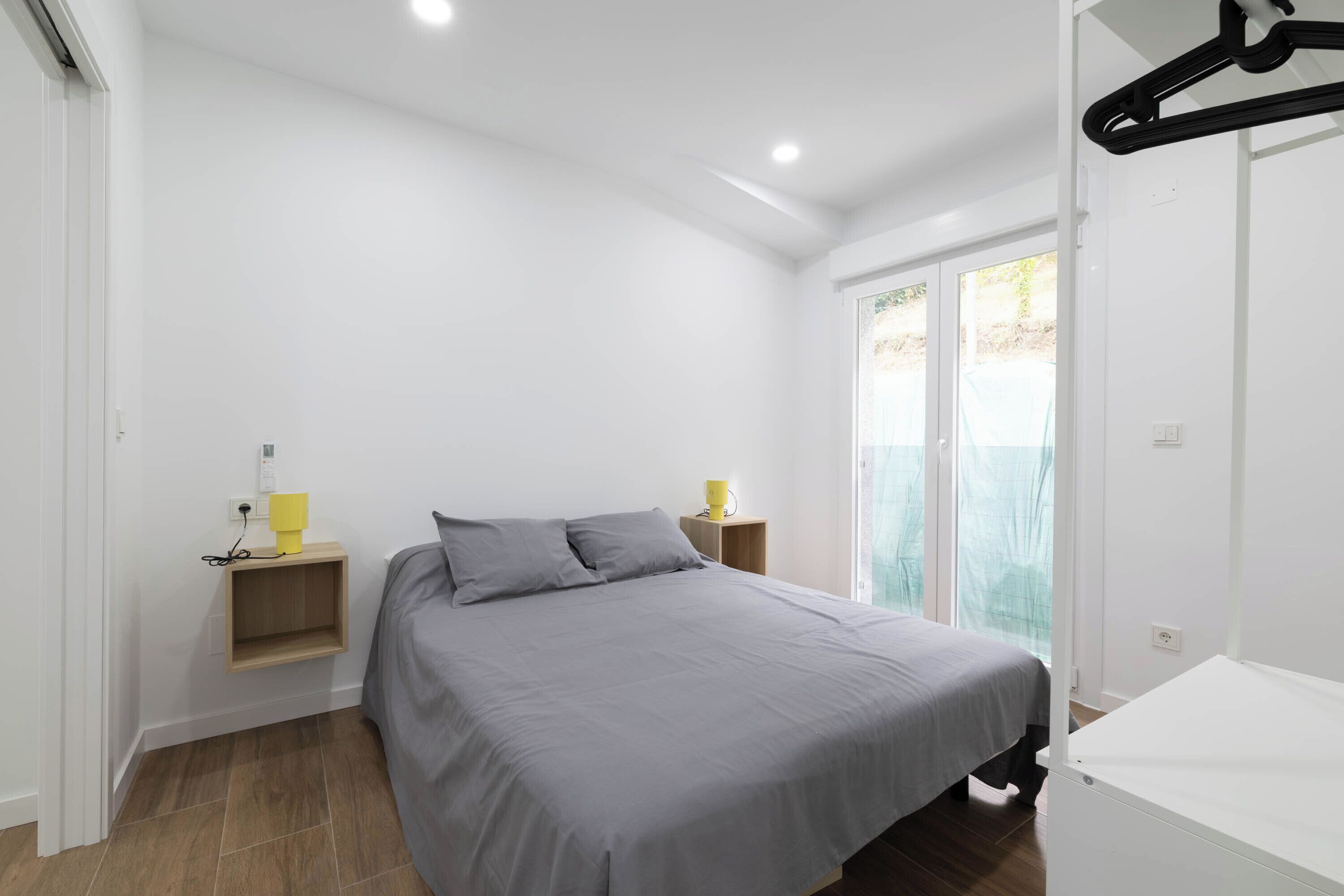 2 bedrooms, iron/ironing board, bed sheets, wheelchair access