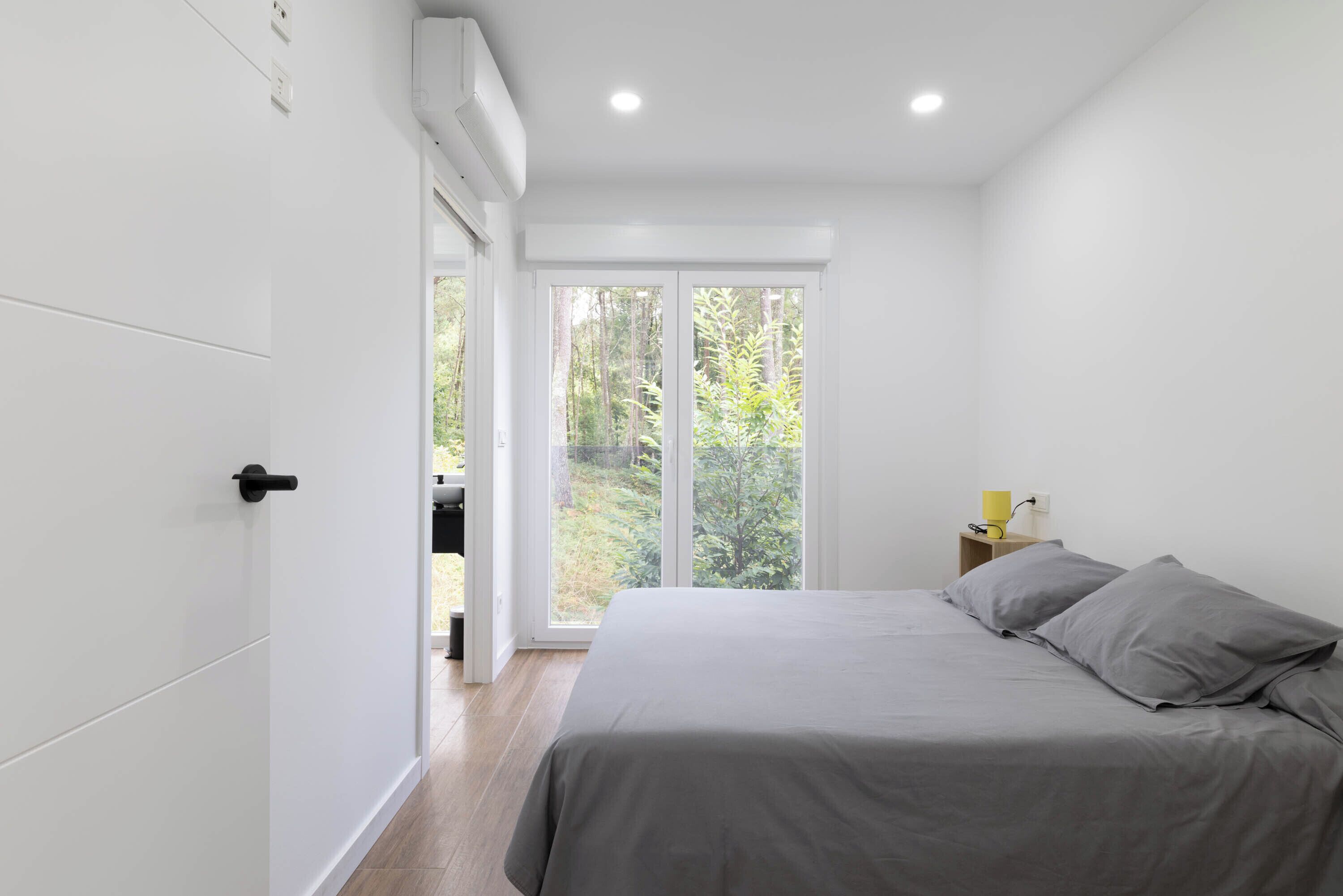 2 makuuhuonetta, silitysrauta/-lauta, vuodevaatteet, pääsy pyörätuolilla