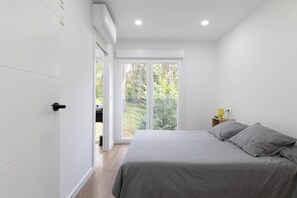 2 bedrooms, iron/ironing board, bed sheets, wheelchair access - Apartment 'Ría De San Cosme Candida' with Mountain View, Shared Garden and Air Conditioning (San Cosme-Outes)