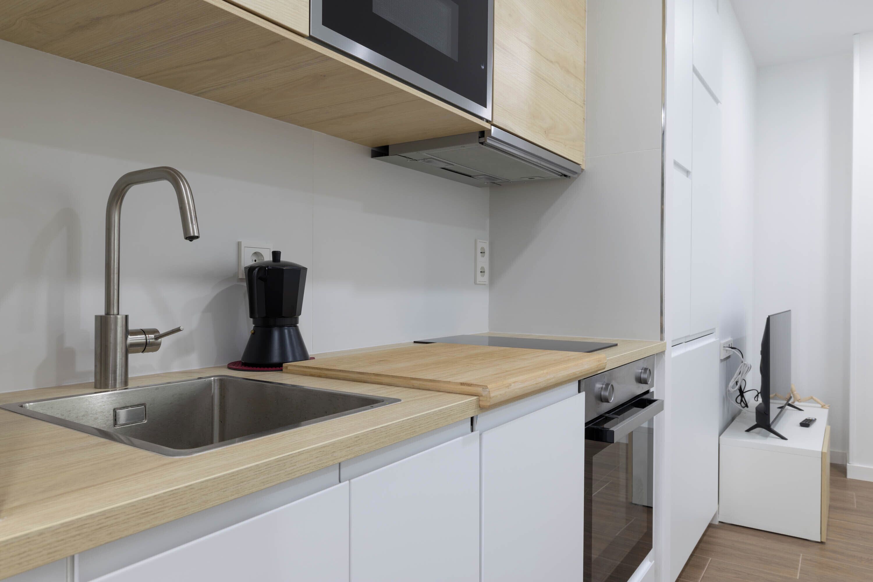 Een koelkast, een magnetron, een oven, een kookplaat