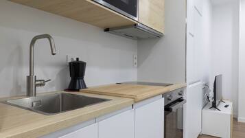 Køleskab, mikrobølgeovn, ovn, kogeplade