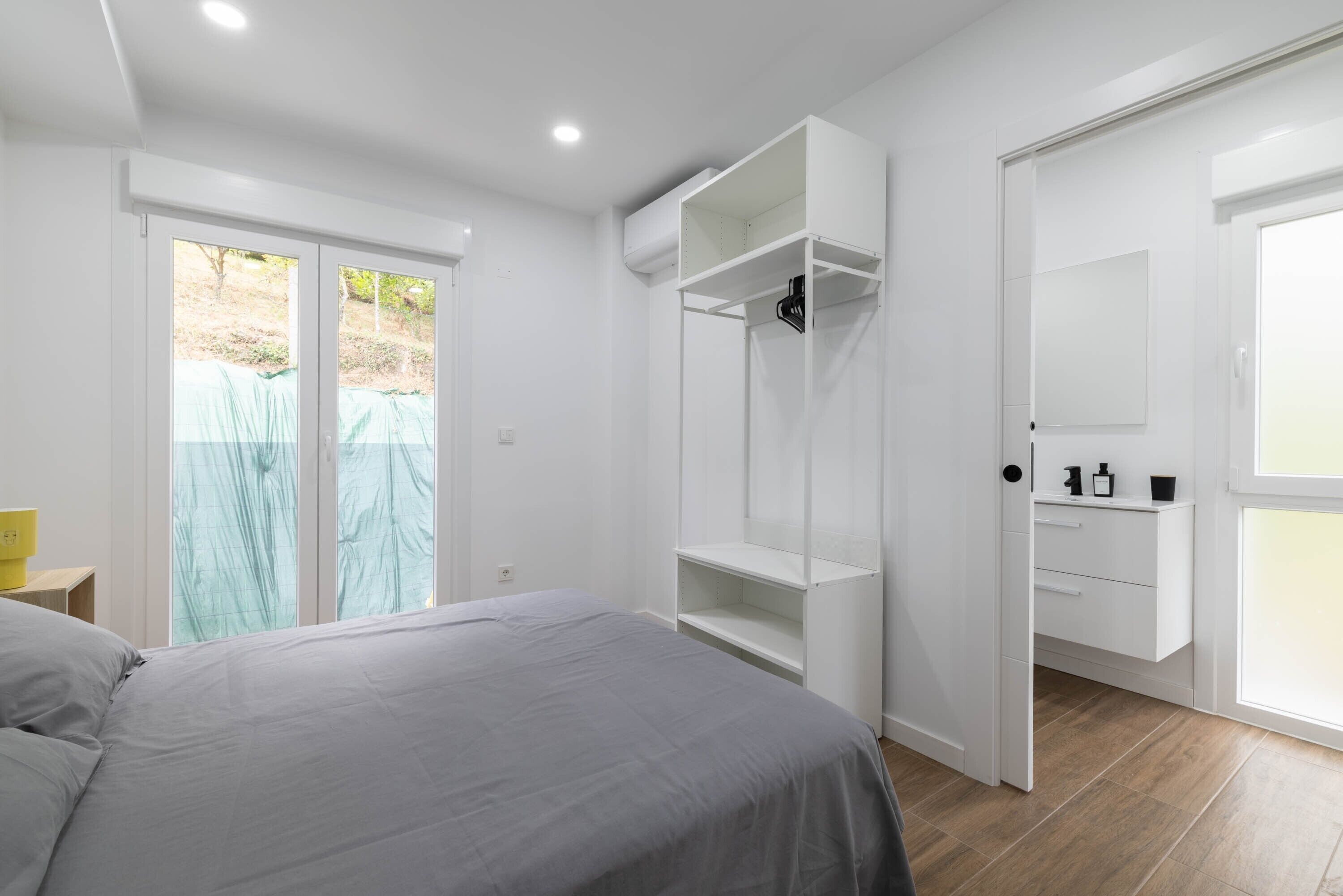 2 slaapkamers, een strijkplank/strijkijzer, beddengoed