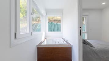 2 bedrooms, iron/ironing board, bed sheets, wheelchair access