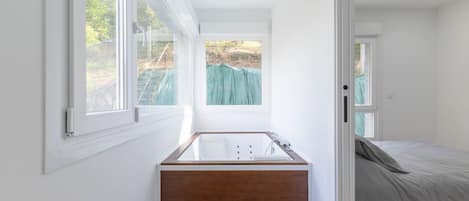 2 bedrooms, iron/ironing board, bed sheets, wheelchair access