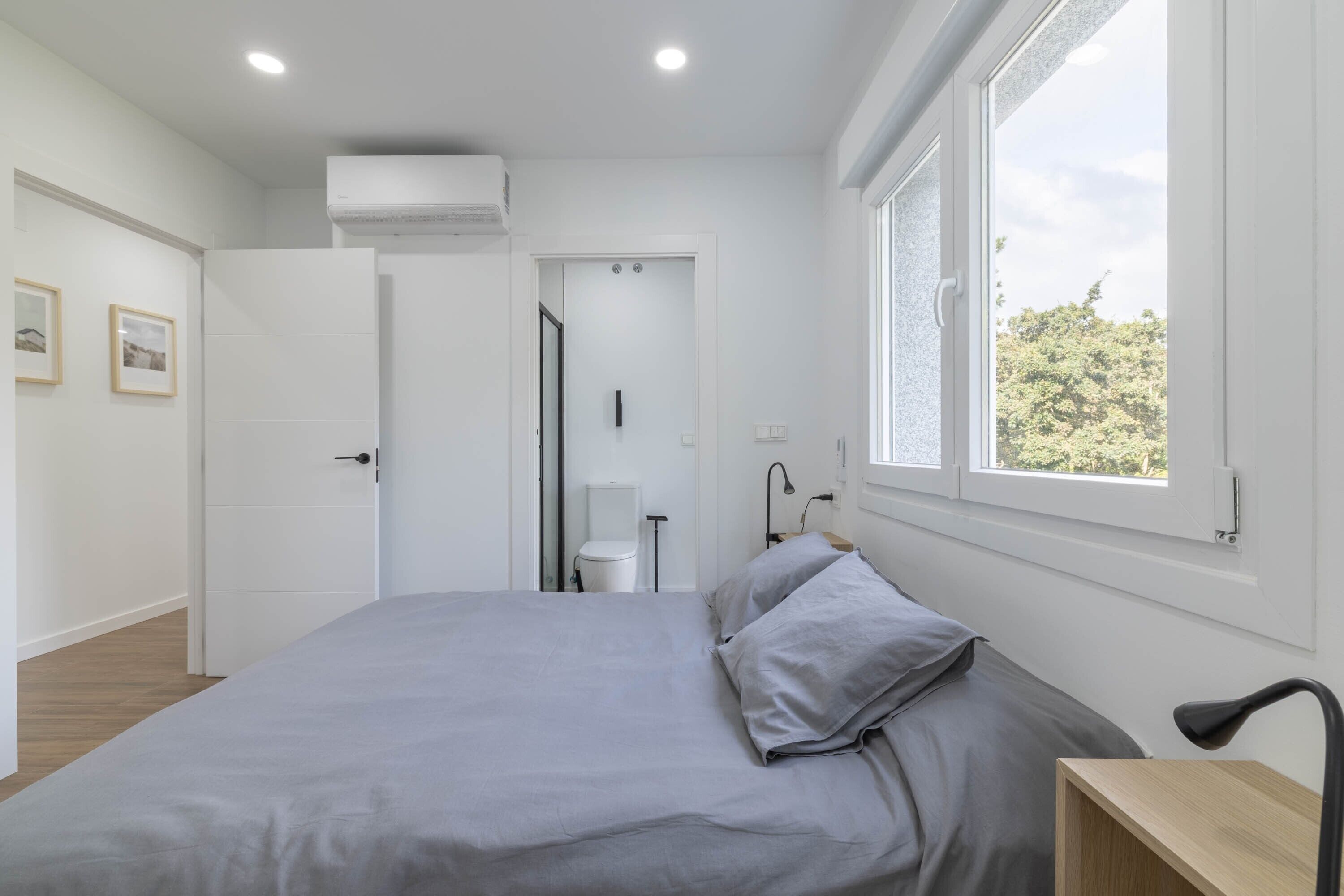 2 dormitorios, tabla de planchar con plancha, ropa de cama