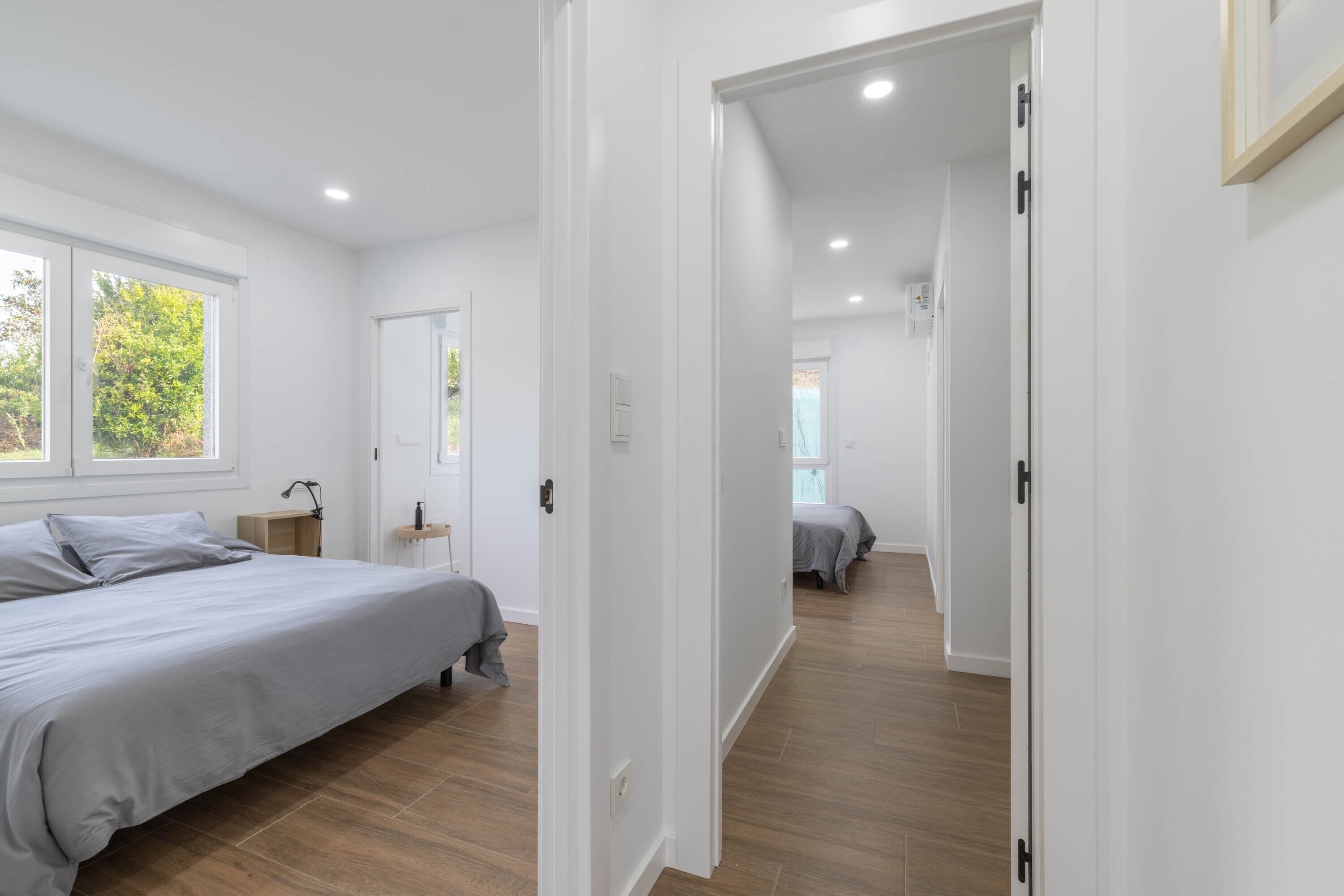 2 bedrooms, iron/ironing board, bed sheets, wheelchair access