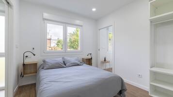 2 bedrooms, iron/ironing board, bed sheets, wheelchair access