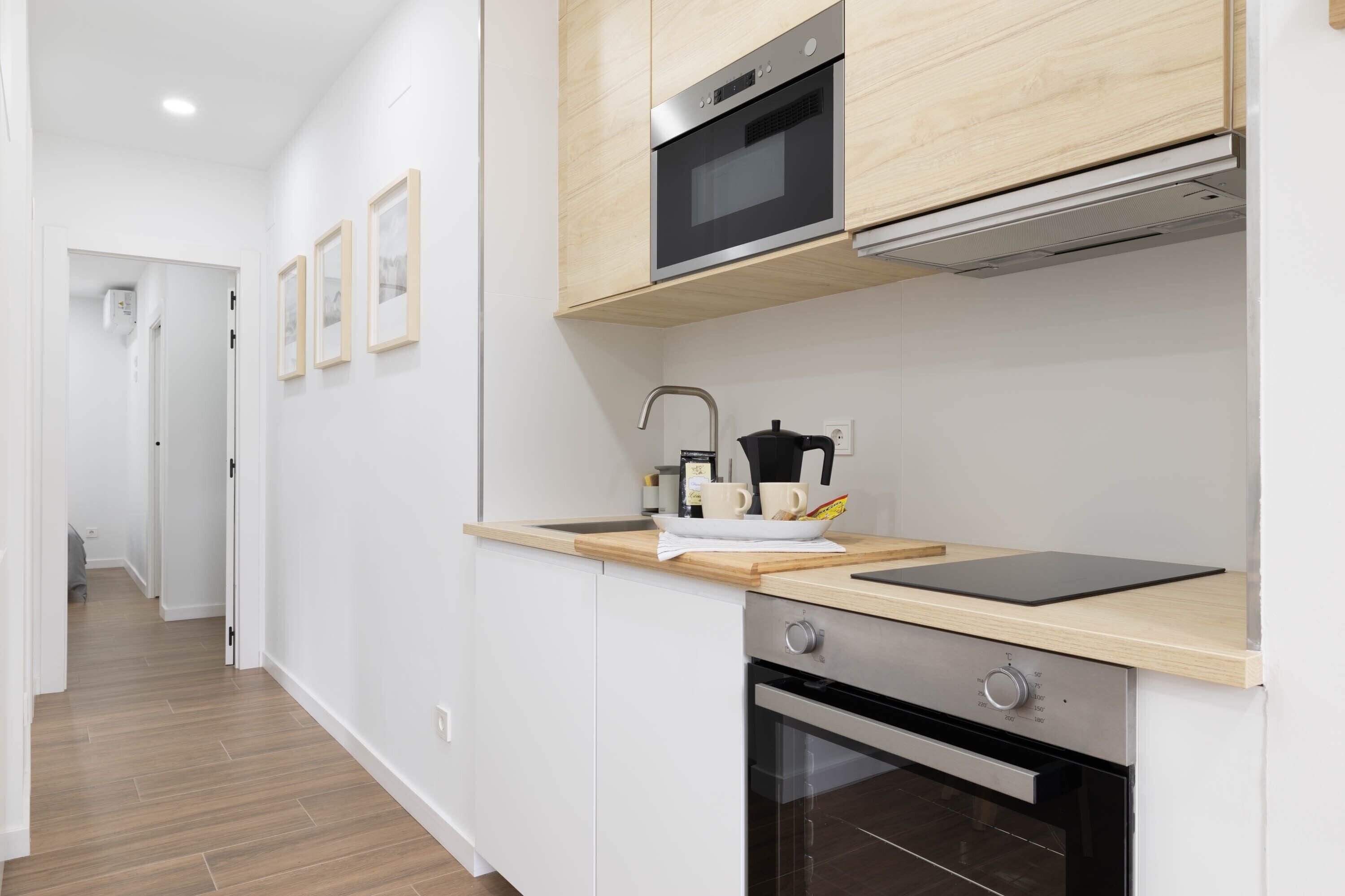 Frigorífico, microondas, horno y placa de cocina