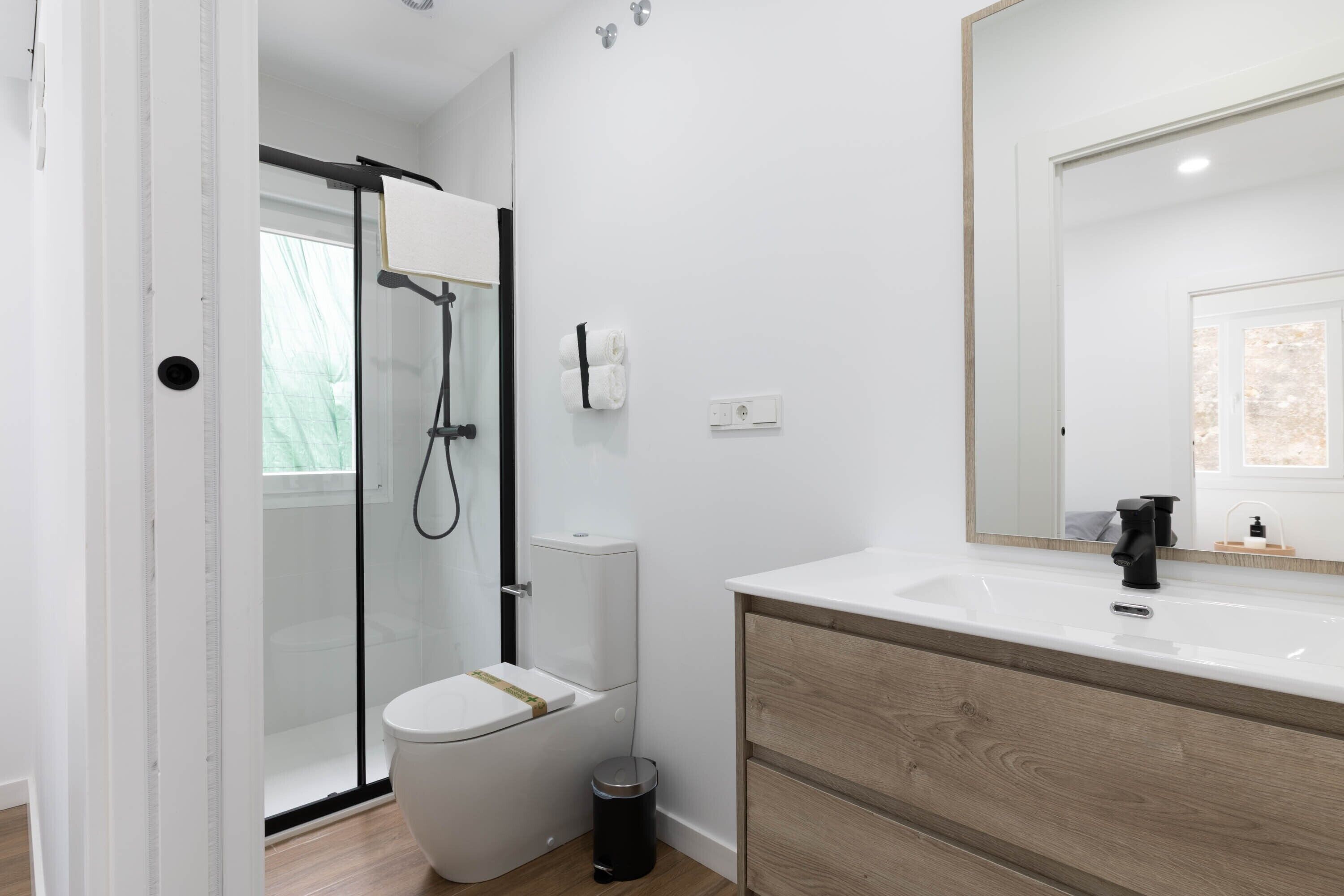 Een douche, een haardroger, handdoeken