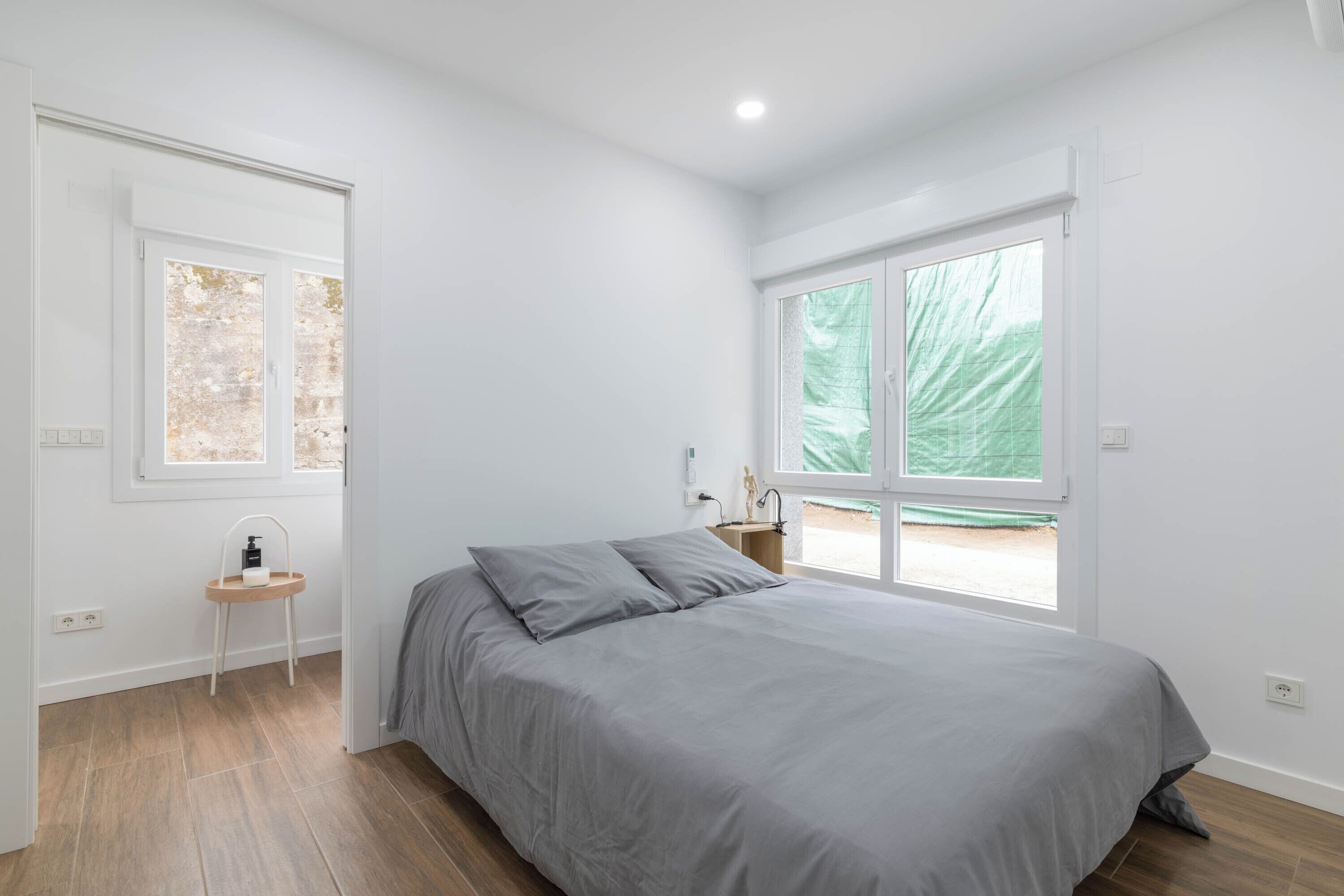 2 bedrooms, iron/ironing board, bed sheets, wheelchair access