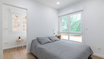 2 bedrooms, iron/ironing board, bed sheets, wheelchair access