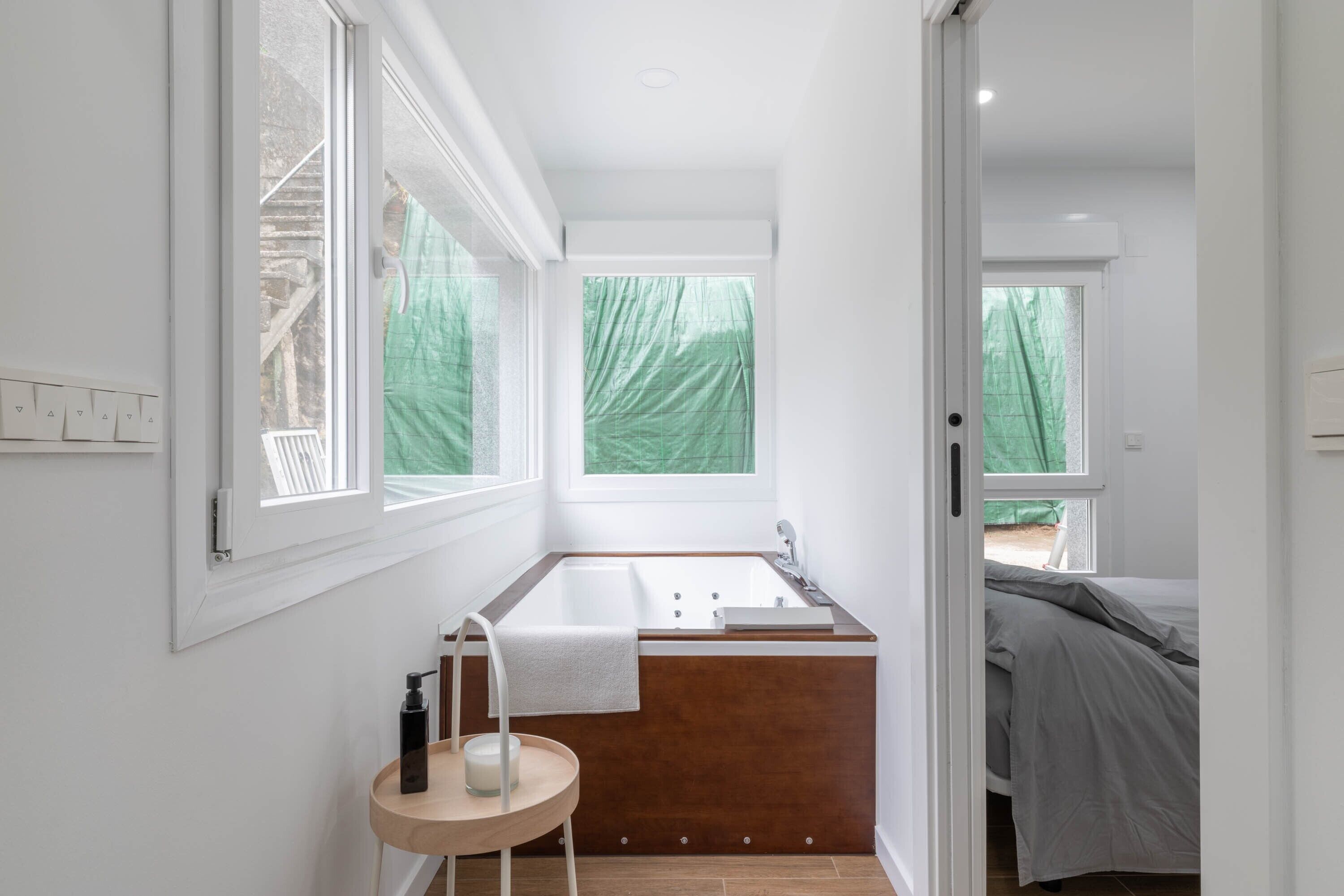 2 habitaciones, tabla de planchar con plancha y ropa de cama 