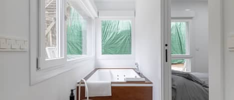 2 habitaciones, tabla de planchar con plancha y ropa de cama