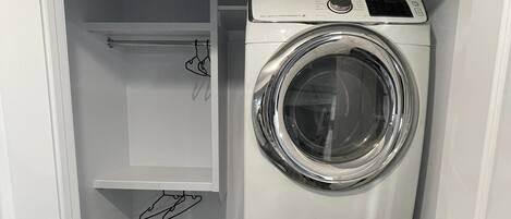 Una sala de lavandería con dos lavadoras apiladas.
