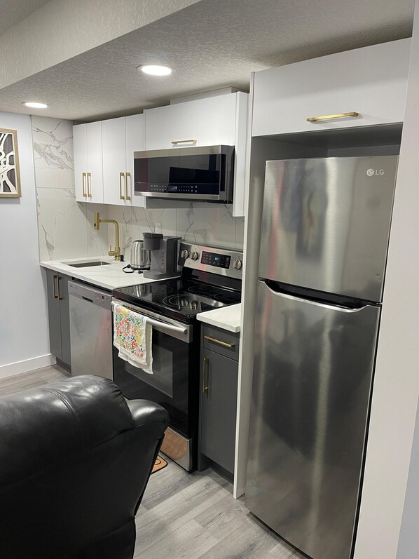 Een microgolfoven, een oven, een kookplaat, een vaatwasser