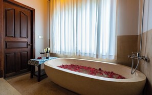 Eight Bed-Room Villa with Private Pool | Deep-soaking bathtub