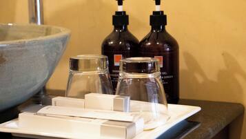 Perlengkapan mandi gratis, pengering rambut, handuk, dan sabun