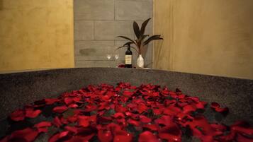 Deluxe Suite, 1 King Bed, Balcony, Garden View | Bathroom | Free toiletries, hair dryer, towels, soap