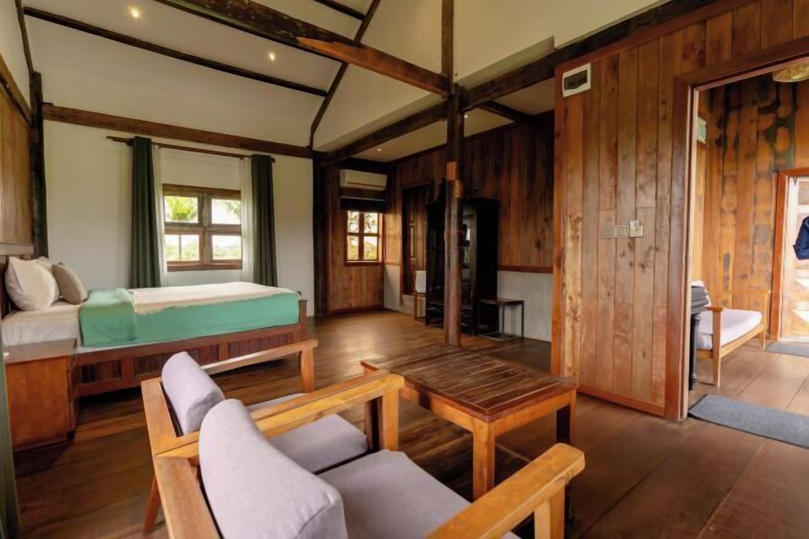 Minibar, coffres-forts dans les chambres, bureau