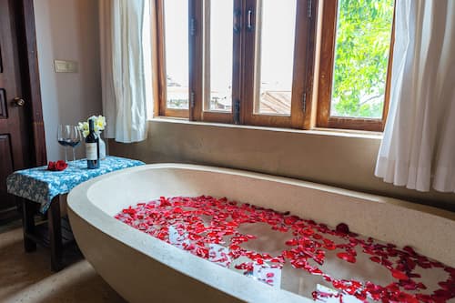 Suite familiale, 2 chambres, chambres communicantes, vue sur le jardin | Salle de bain | Articles de toilette (gratuits), séchoir à cheveux, serviettes fournies