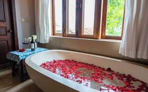 Artículos de tocador gratuitos, secador de pelo, toallas, jabón