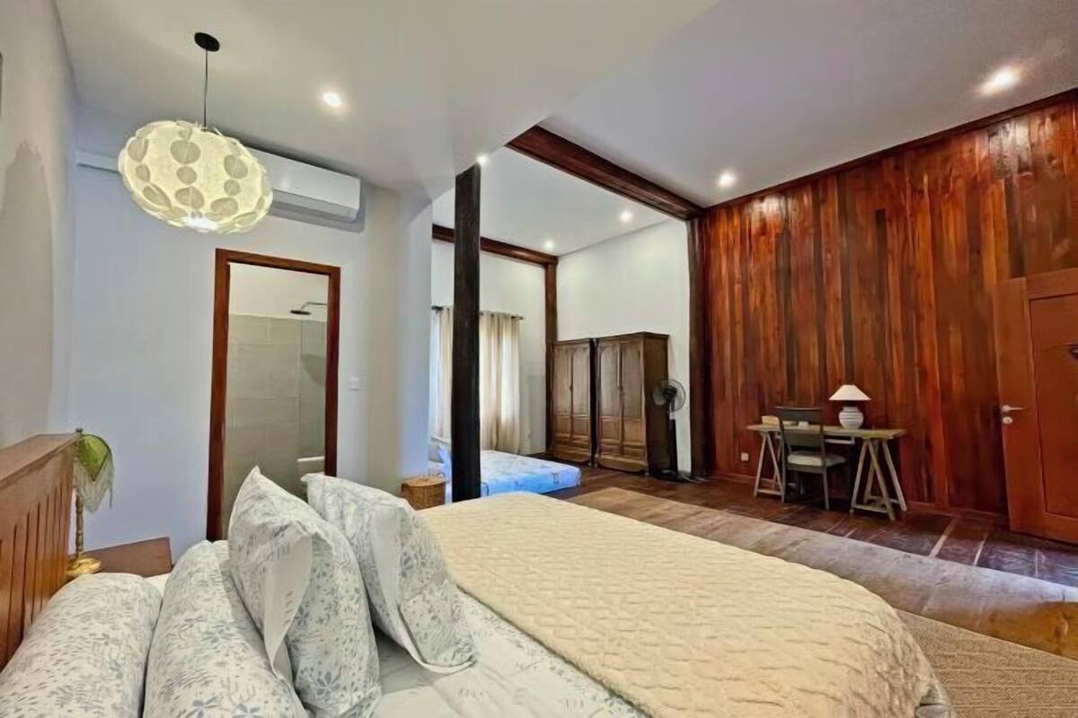 Minibar, caja de seguridad en la habitación y escritorio