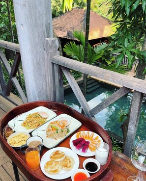 Desayuno con opciones de la cocina local incluido todos los días 